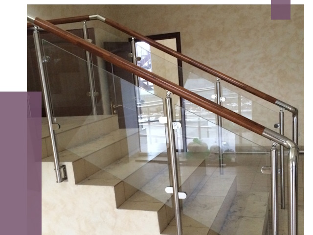 Комбинированные перила из металла и дерева в Вязьме