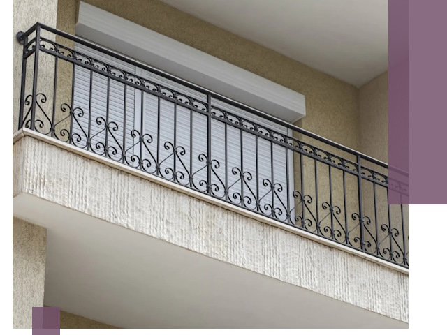 Балконные ограждения из металла и стекла в Вязьме для домов