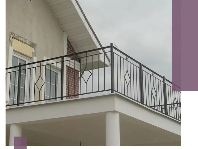 Изготовление балконных ограждений в Вязьме из металла и стекла